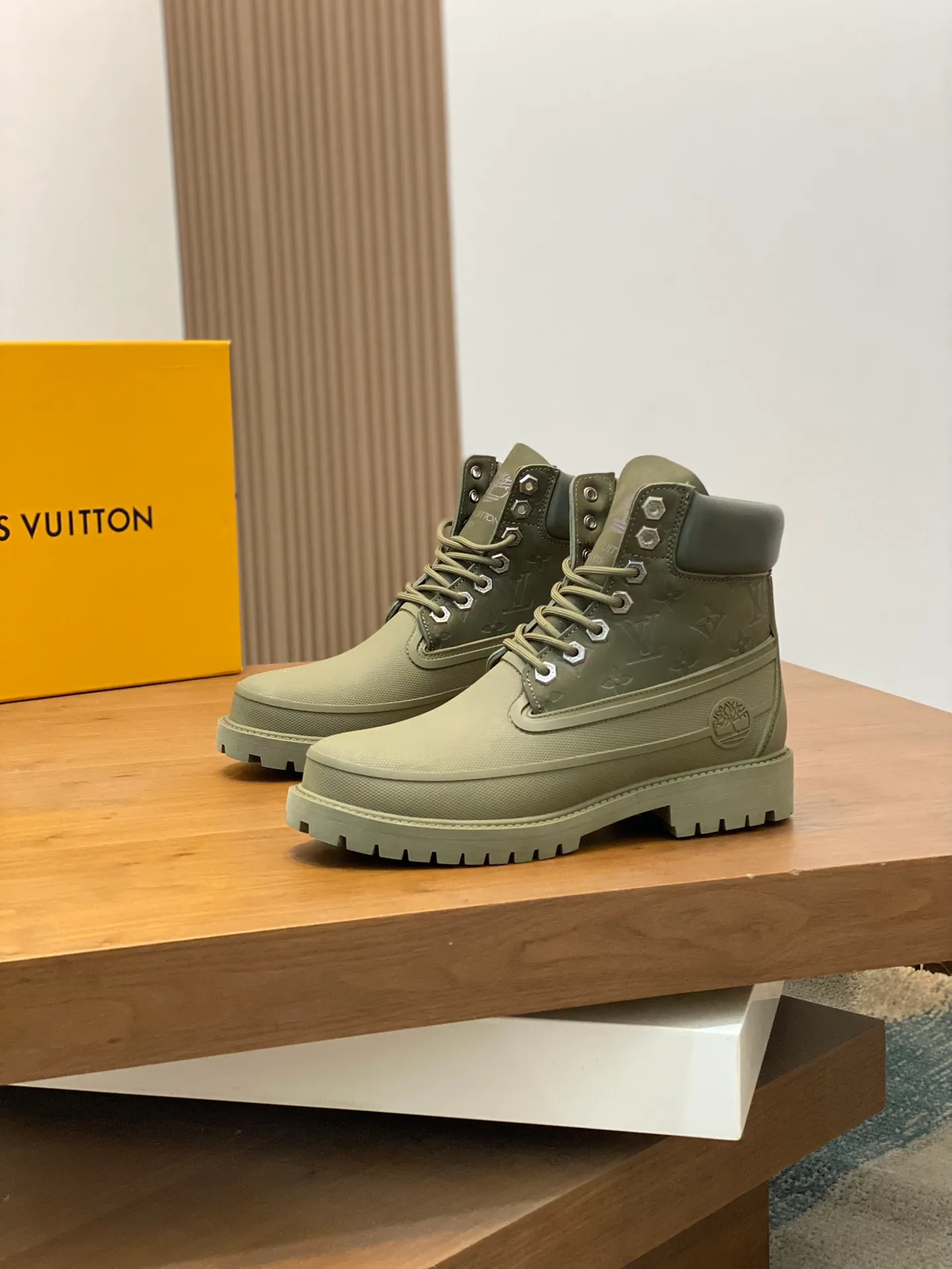 Men's men's shoes💰💰760 Top LV 2025 autumn and winter menswear show. The Monogram embossed tongue, original Timberland laces and outsole are exquisite details, the leather label expresses the cooperation logo, and the delivery counter is exquisitely packaged! Math 39-44 (order 45)